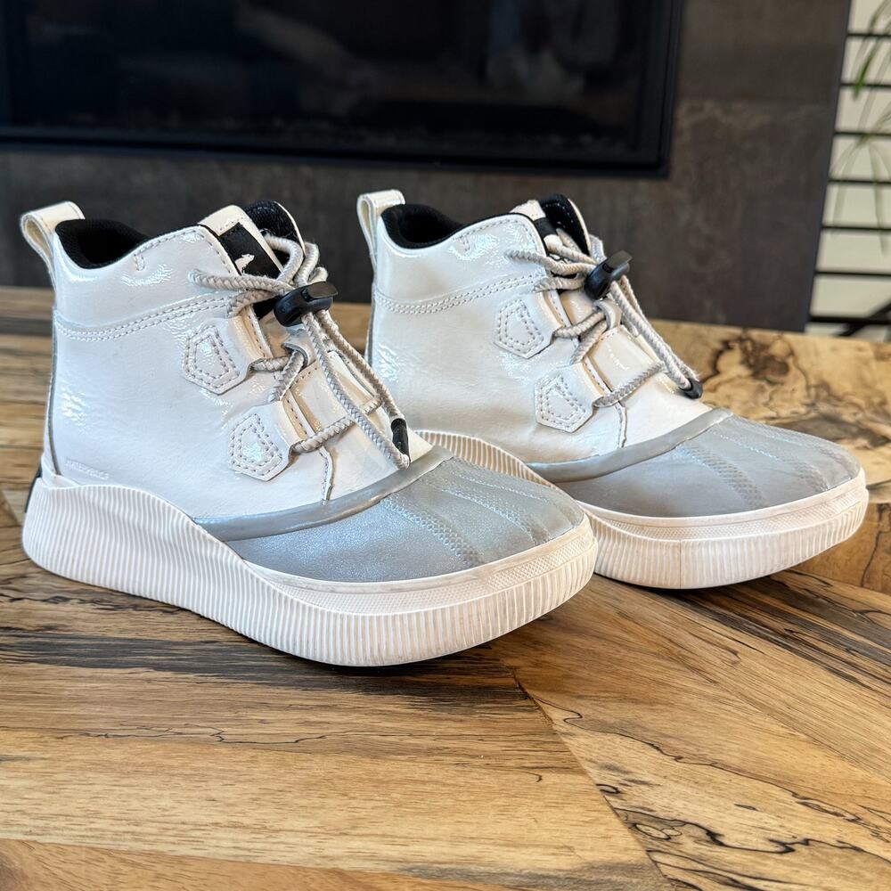 Sorel Kids Out N About IV Classic Waterproof Boots White Silver Size 4 Youth - Picture 3 of 12